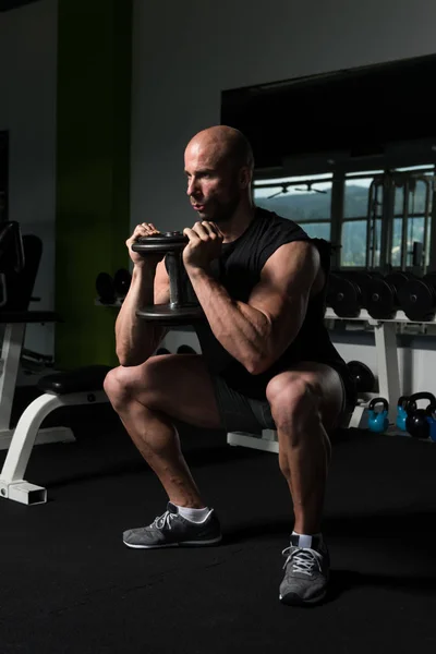 Ejercicio de piernas con sombrillas en un gimnasio —  Fotos de Stock