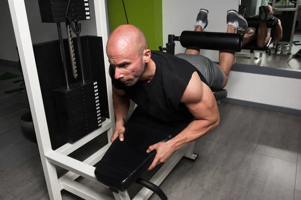 Man Athlete Exercising Glutes On Machine — Stock Photo, Image