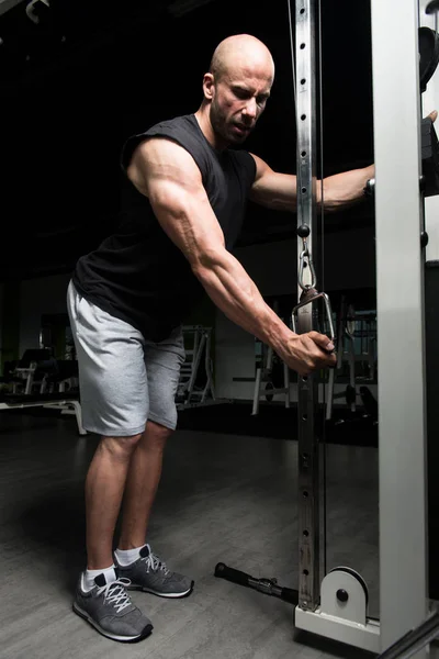 Man Exercising Triceps In The Gym — Stock Photo, Image