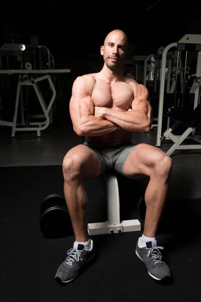 Hombre muscular después del ejercicio Descansando en el gimnasio —  Fotos de Stock