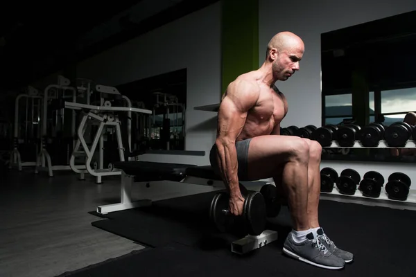 僧帽筋の重量運動を行う筋肉の男 — ストック写真