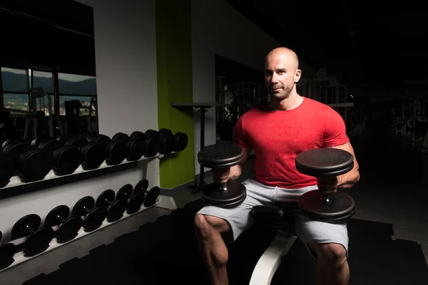 Brustgymnastik mit Kurzhanteln im Fitnessstudio — Stockfoto