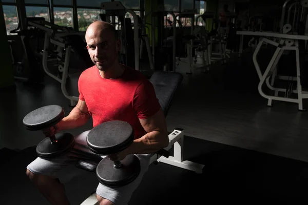 Ejercicio en el pecho en un gimnasio —  Fotos de Stock