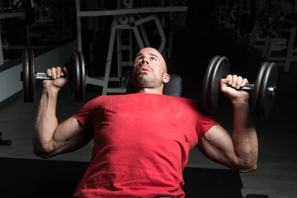 Homme avec haltères exercice poitrine — Photo