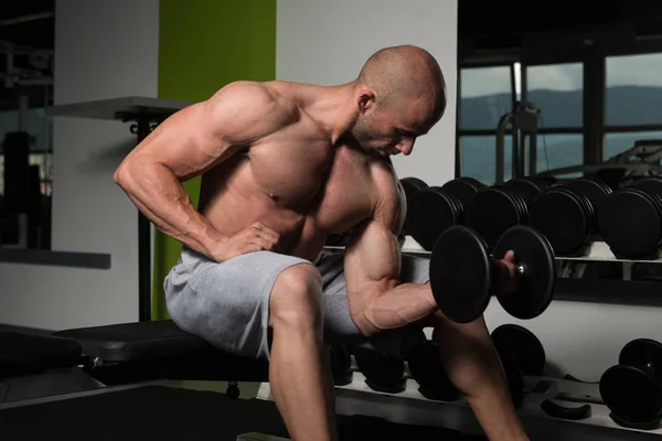 Muž s činkami cvičení Biceps — Stock fotografie