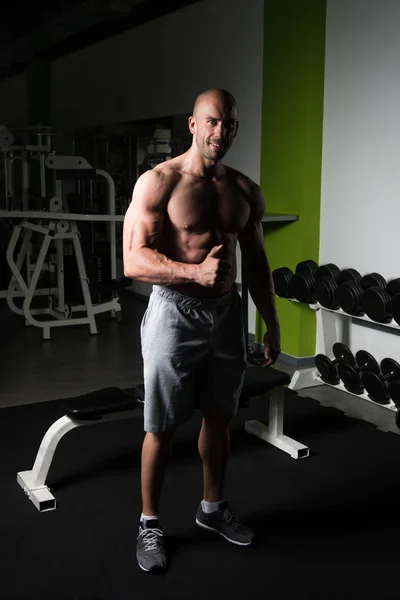 Retrato de un hombre muscular de fitness — Foto de Stock