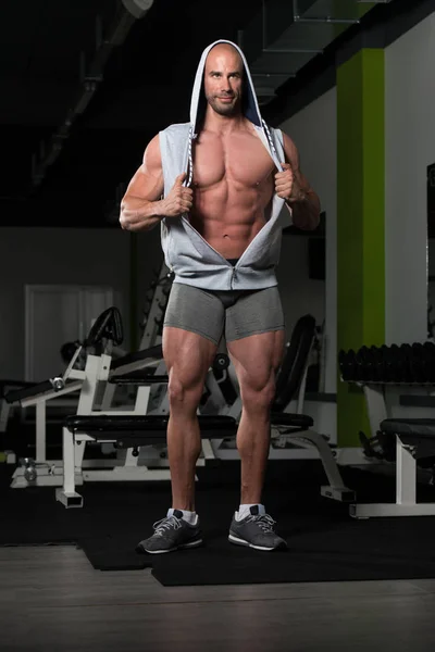 Przystojny mężczyzna wyginanie mięśni — Zdjęcie stockowe