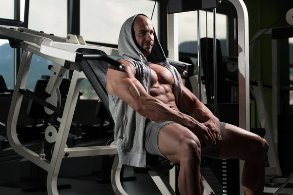 Hombre muscular después del ejercicio Descansando en el gimnasio —  Fotos de Stock
