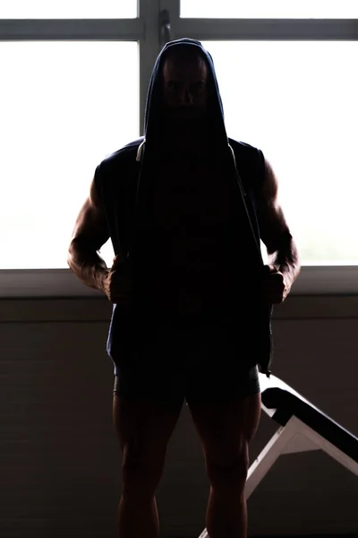 Homem muscular flexionando músculos no ginásio — Fotografia de Stock