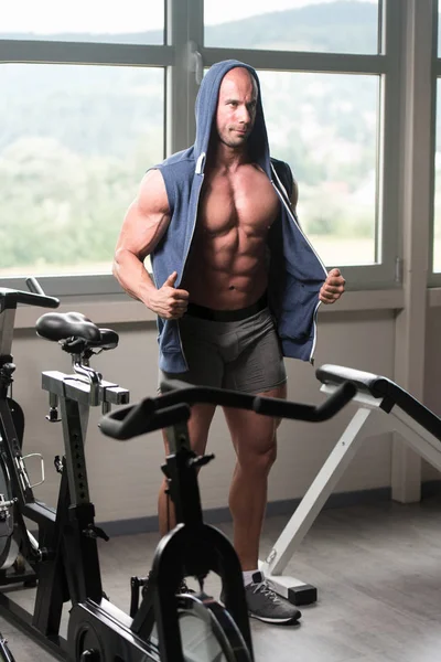 Hombre musculoso guapo flexionando músculos en el gimnasio —  Fotos de Stock