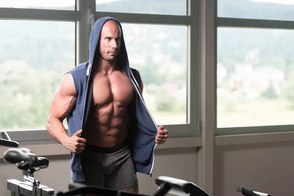 Hombre en el gimnasio mostrando su cuerpo bien entrenado — Foto de Stock