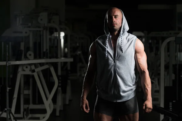 Homme dans la salle de gym montrant son corps bien formé — Photo