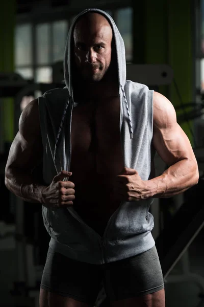 체육관에서 근육을 flexing 근육 남자 — 스톡 사진