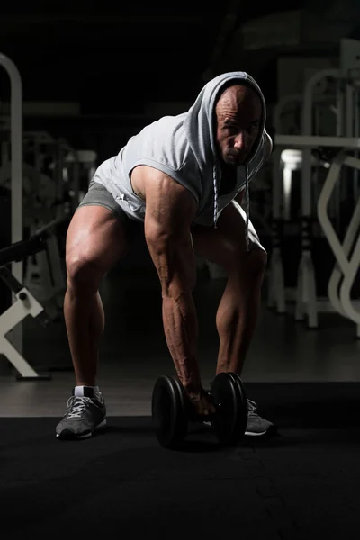 Bodybuilder trainiert Bizeps mit Kurzhanteln — Stockfoto