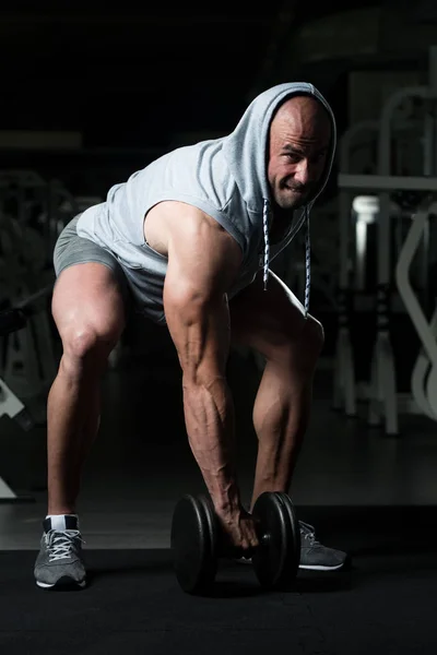 Homem com halteres exercendo bíceps — Fotografia de Stock