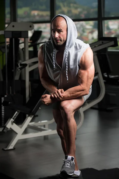 Uomo muscolare dopo l'esercizio di riposo in palestra — Foto Stock