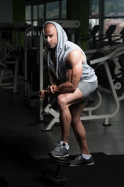Svalnatý muž po cvičení v tělocvičně — Stock fotografie