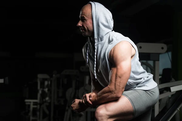 Hombre muscular después del ejercicio Descansando en el gimnasio — Foto de Stock