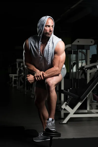 Hombre muscular después del ejercicio Descansando en el gimnasio — Foto de Stock