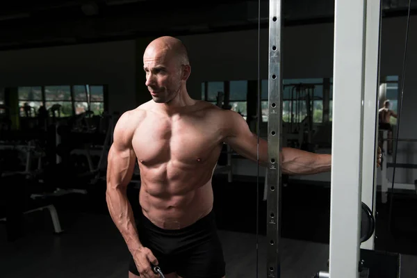 Man Exercising Shoulders In The Gym — Stock Photo, Image
