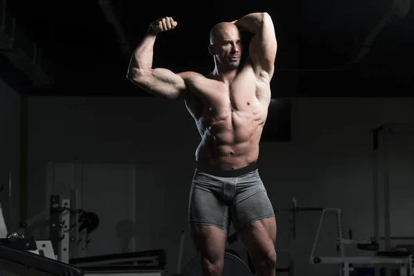 Hombre guapo flexionando músculos — Foto de Stock