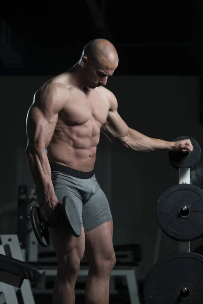 Biceps-oefening met halters In een sportschool — Stockfoto