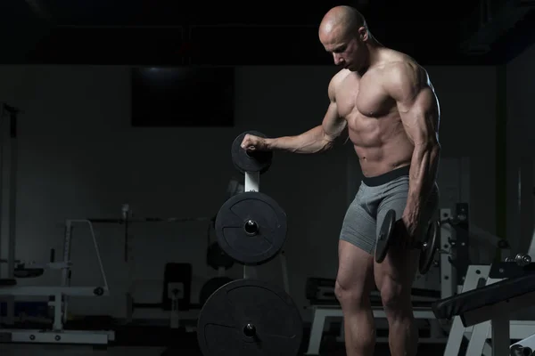 Hombre con sombrillas ejercitando bíceps — Foto de Stock