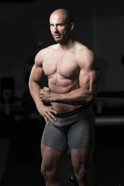 Uomo in palestra mostrando il suo corpo ben addestrato — Foto Stock
