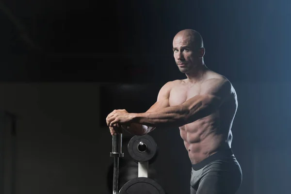 Hombre en el gimnasio mostrando su cuerpo bien entrenado — Foto de Stock