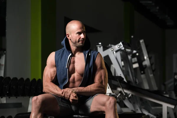 Homem muscular após o exercício descansando no ginásio — Fotografia de Stock