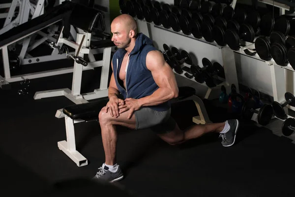 Hombre sano estirando su pierna —  Fotos de Stock
