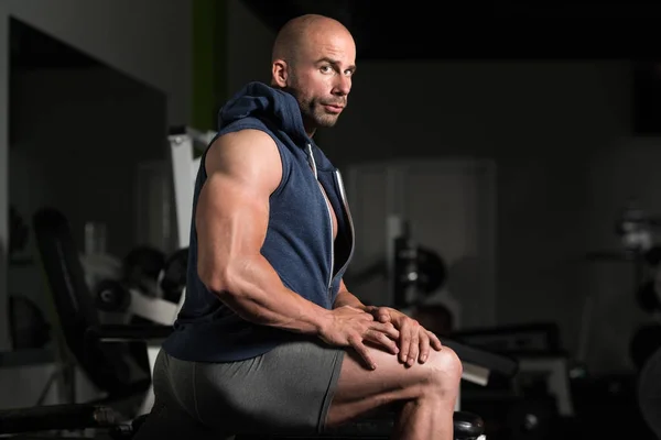 Hombre sano estirando su pierna — Foto de Stock