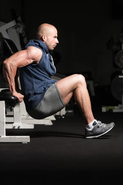 Muž na lavičce cvičení Triceps — Stock fotografie