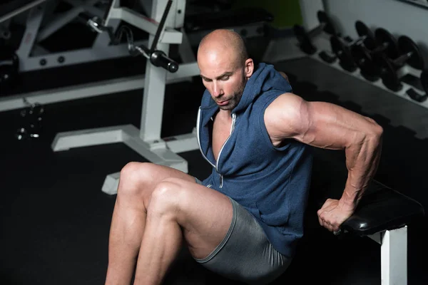 Trizepsgymnastik im Fitnessstudio auf Bank — Stockfoto