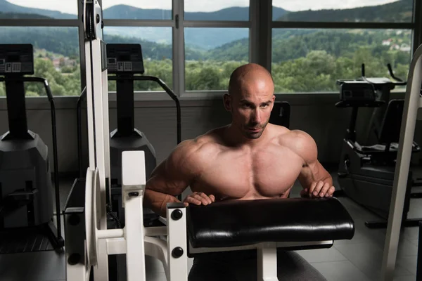 Uomo muscolare dopo l'esercizio di riposo in palestra — Foto Stock