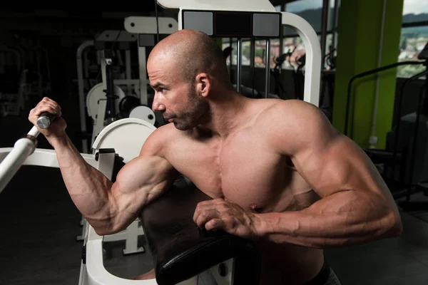 Biceps Exercise On Machine In A Gym — Stock Photo, Image