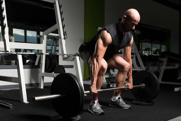 Exercício traseiro com Barbell no centro de fitness — Fotografia de Stock