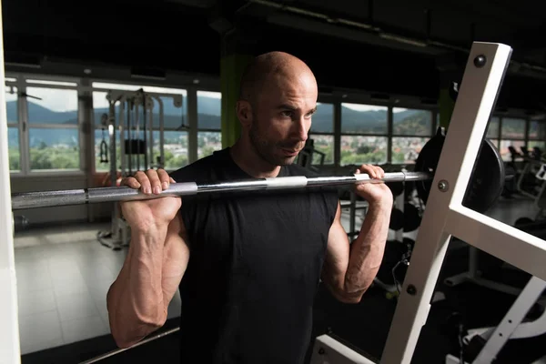 Athlete In The Gym Exercising Shoulder With Barbell — Stock Photo, Image