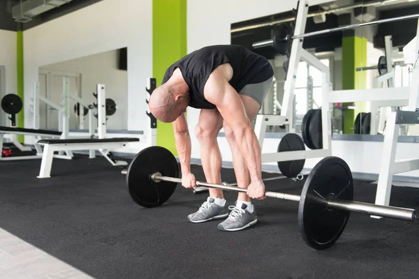 Exercício traseiro com Barbell no centro de fitness — Fotografia de Stock