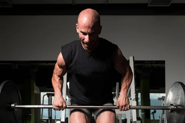 Man In de Gym uitoefening terug met Barbell — Stockfoto