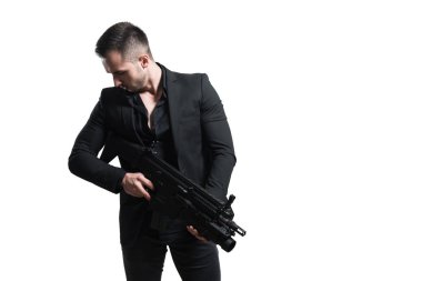 Beyaz arka plan üzerinde izole silahla işadamı