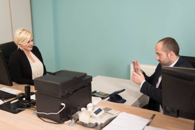 Arkadaşınızın cep telefonu ile fotoğraf çekmek işadamı