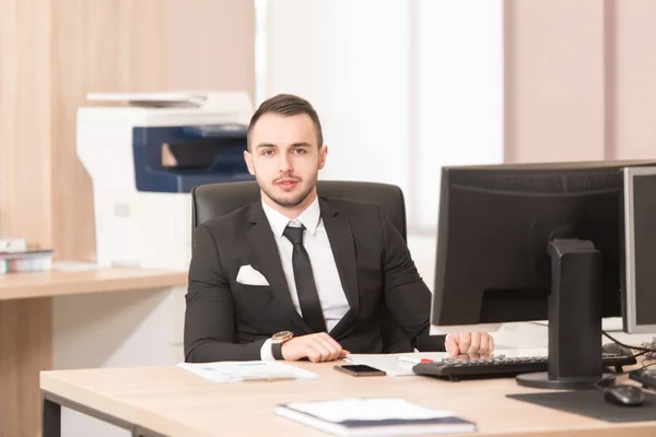 Retrato de hombre de negocios confiado —  Fotos de Stock