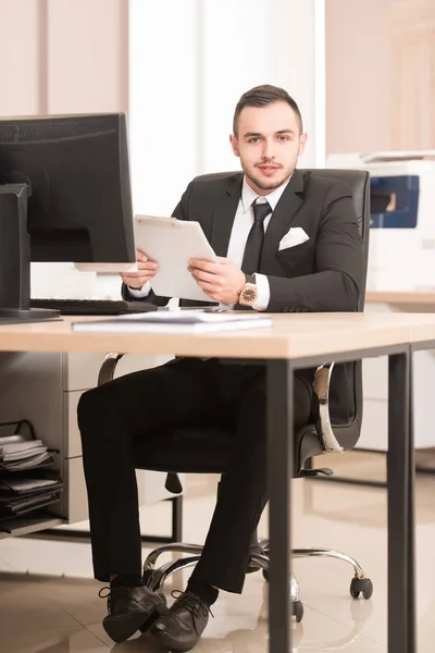 Zakenman werkt met documenten op kantoor — Stockfoto