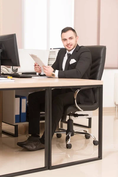 Geschäftsmann bei Vertragsunterzeichnung — Stockfoto