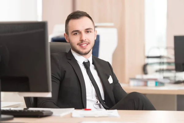 Zakenman op een breuk met zijn computer — Stockfoto