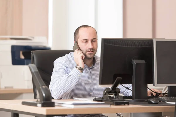 Ofis telefonuyla konuşan işadamı — Stok fotoğraf