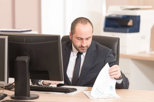 Geschäftsmann bei Vertragsunterzeichnung — Stockfoto