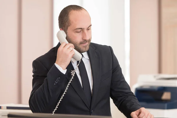 Biznesmen rozmowy na telefon w biurze — Zdjęcie stockowe