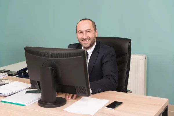 Bald Confident Empresário Sorrisos Mal — Fotografia de Stock